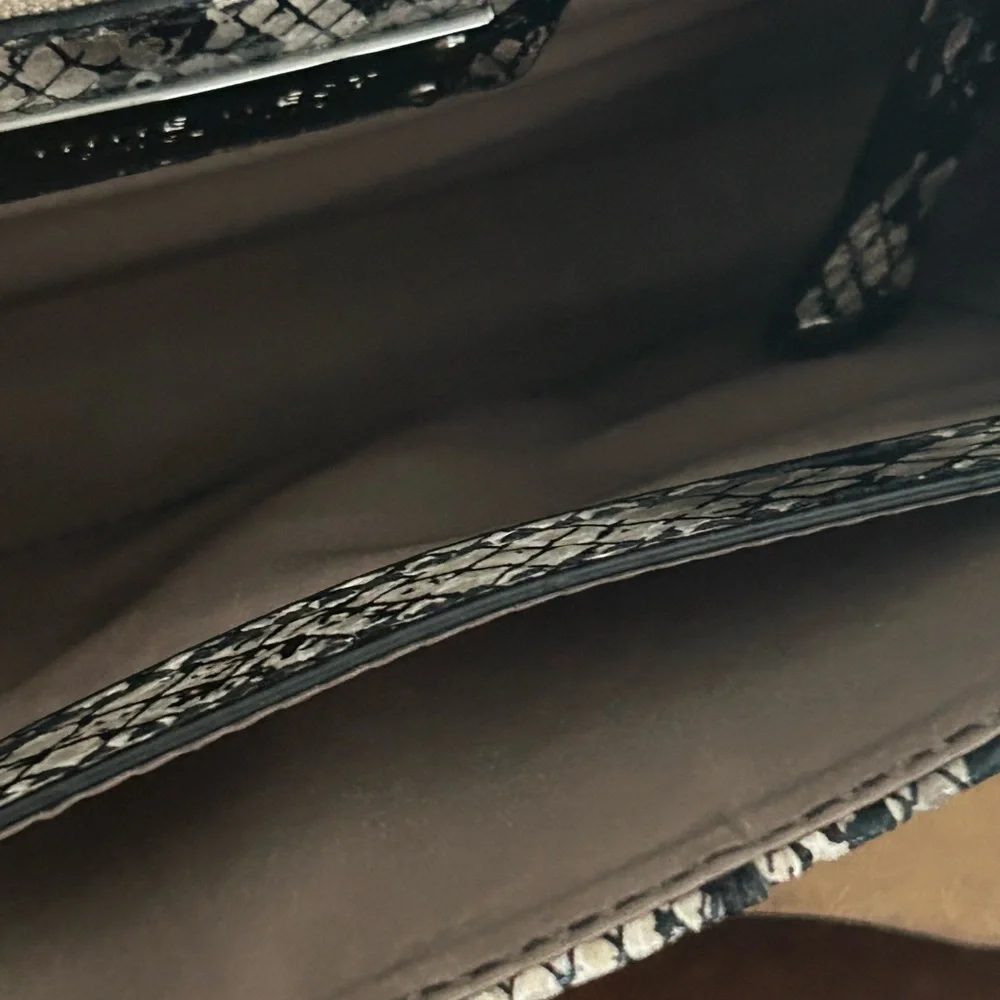 Nine West Snake Skin Crossbody exotic textured Black Beige 9”x6” Clutch chain - Picture 7 of 13